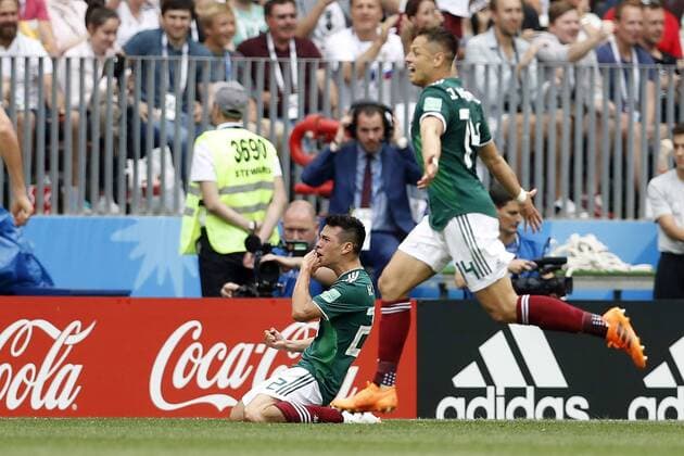 (l-r) Hirving Lozano of Mexico, Javier Hernandez of Mexico during the 2018 FIFA World Cup WM Weltmeisterschaft Fussball Russia group F match between Germany and Mexico at the Luzhniki Stadium on June 17, 2018 in Moscow, Russia FIFA World Cup 2018 Russia 2017 2018 xVIxVIxImagesx xMauricexvanxSteenxWKxIVx 11227868