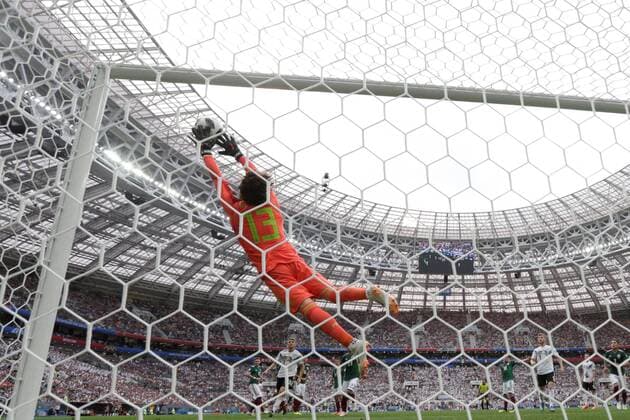 Bilder des Tages - SPORT Mexican goalkeeper Ochoa stops the ball during the FIFA World Cup WM Weltmeisterschaft Fussball 2018 Group F soccer match between Germany and Mexico, in Moscow, Russia, 17 June 2018. GERMANY VS. MEXICO !ACHTUNG: NUR REDAKTIONELLE NUTZUNG!  Copyright: xAlbertoxEstevezx FWC09-115 20180617-636648545559196125