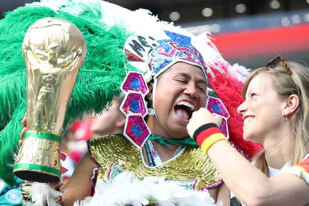 Bilder des Tages - SPORT (180617) -- MOSCOW, June 17, 2018 -- A fan of Mexico (L) interacts with a fan of Germany prior to a group F match between Germany and Mexico at the 2018 FIFA World Cup WM Weltmeisterschaft Fussball in Moscow, Russia, June 17, 2018. ) (SP)RUSSIA-MOSCOW-2018 WORLD CUP-GROUP F-GERMANY VS MEXICO XuxZijian 