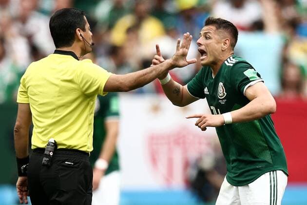 MOSCOW, RUSSIA - JUNE 17, 2018: Referee Alireza Faghani (L) and Mexico s Javier Hernandez in the 2018 FIFA World Cup WM Weltmeisterschaft Fussball Group F football match between Germany and Mexico at Luzhniki Stadium. Valery Sharifulin TASS  TS084C63