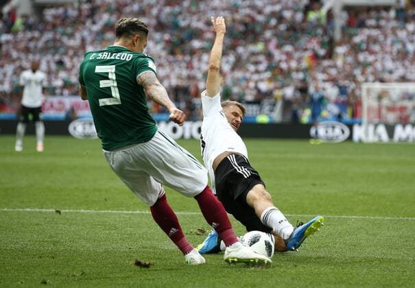 Carlos Salcedo Thomas Müller Action Game scene Tight fight Football Soccer FIFA World Cup Russia Russia 2018 Season 2017 2018 17 06 2018 BRG Germany GER vs Mexico MEX