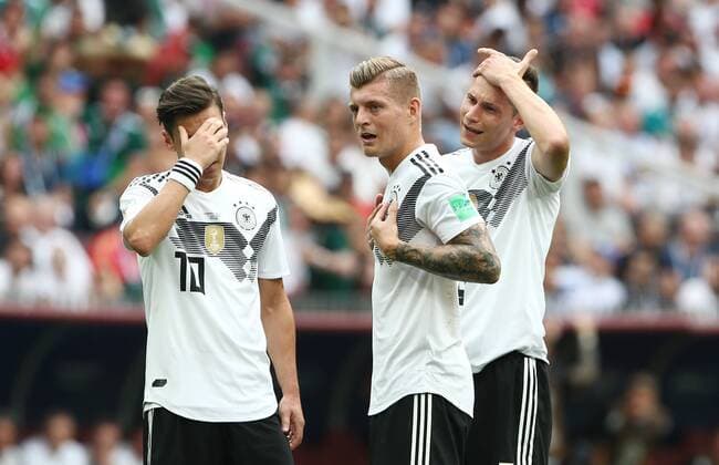 Mesut Özil Toni Kroos Julian Draxler thoughtfully disappointed Disappointment Sport Football FIFA World Cup Russia Russia 2018 Season 2017 2018 17 06 2018 BR Germany GER vs Mexico MEX