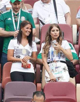Bilder des Tages - SPORT Germany - Mexico, Soccer, Moscow, June 17, 2018 Spielerfrauen Lina, Freundin von Joshua KIMMICH, DFB 18, und Cathy Fischer, Ehefrau von Mats Hummels auf der Tribuene mit Handy GERMANY - MEXICO FIFA World Cup WM Weltmeisterschaft Fussball 2018 RUSSIA, Group F, Season 2018 2019, June 17, 2018 L u z h n i k i Stadium in Moscow, Russia. Photo: MAGICS Peter Schatz