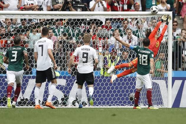 Bilder des Tages - SPORT (180617) -- MOSCOW, June 17, 2018 -- Goalkeeper Guillermo Ochoa (1st R) of Mexico defends during a group F match between Germany and Mexico at the 2018 FIFA World Cup WM Weltmeisterschaft Fussball in Moscow, Russia, June 17, 2018. ) (SP)RUSSIA-MOSCOW-2018 WORLD CUP-GROUP F-GERMANY VS MEXICO CaoxCan 