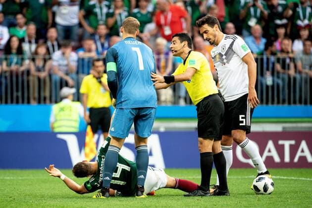 180617 goalkeeper Manuel Neuer of Germany and Javier Hernandez of Mexico during the FIFA World Cup group stage match between Germany and Mexico on June 17, 2018 in Moscow Photo Petter Arvidson BILDBYRAN Code PA 92069  Copyright: PETTERxARVIDSON BB180617PA065