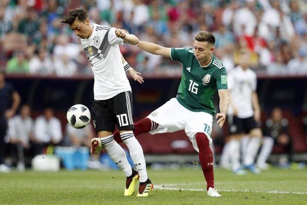 (l-r) Mesut Ozil of Germany, Hector Herrera of Mexico during the 2018 FIFA World Cup WM Weltmeisterschaft Fussball Russia group F match between Germany and Mexico at the Luzhniki Stadium on June 17, 2018 in Moscow, Russia FIFA World Cup 2018 Russia 2017 2018 xVIxVIxImagesx xMauricexvanxSteenxWKxIVx 11228482