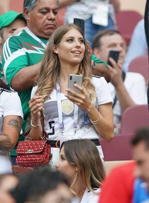 Germany - Mexico, Soccer, Moscow, June 17, 2018 Spielerfrau Cathy Fischer, Ehefrau von Mats Hummels auf der Tribuene mit Handy GERMANY - MEXICO FIFA World Cup WM Weltmeisterschaft Fussball 2018 RUSSIA, Group F, Season 2018 2019, June 17, 2018 L u z h n i k i Stadium in Moscow, Russia. Photo: MAGICS Peter Schatz