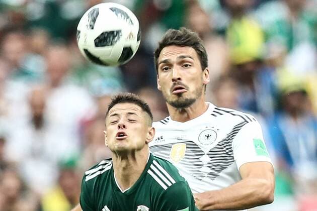 MOSCOW, RUSSIA - JUNE 17, 2018: Mexico s Javier Hernandez (L) and Germany s Mats Hummels fight for the ball in their 2018 FIFA World Cup WM Weltmeisterschaft Fussball Group F football match at Luzhniki Stadium. Valery Sharifulin TASS  TS084C82