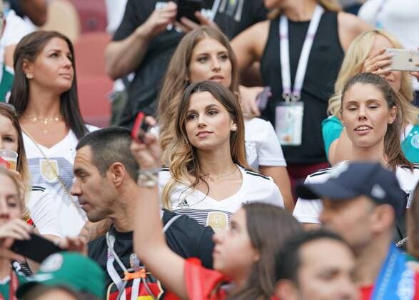 Germany - Mexico, Soccer, Moscow, June 17, 2018 Spielerfrauen Lina, Freundin von Joshua KIMMICH, DFB 18, und Cathy Fischer, Ehefrau von Mats Hummels, Christina Raphaella, Ehefrau von Matthias GINTER, DFB 4 auf der Tribuene mit Handy GERMANY - MEXICO FIFA World Cup WM Weltmeisterschaft Fussball 2018 RUSSIA, Group F, Season 2018 2019, June 17, 2018 L u z h n i k i Stadium in Moscow, Russia. Photo: MAGICS Peter Schatz