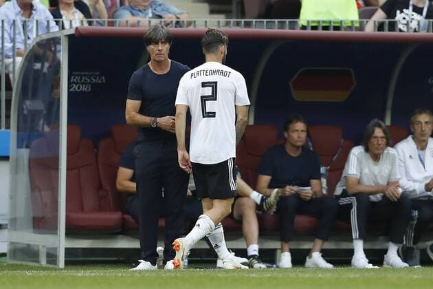 (l-r) coach Joachim Low of Germany, Marvin Plattenhardt of Germany during the 2018 FIFA World Cup WM Weltmeisterschaft Fussball Russia group F match between Germany and Mexico at the Luzhniki Stadium on June 17, 2018 in Moscow, Russia FIFA World Cup 2018 Russia 2017 2018 xVIxVIxImagesx xMauricexvanxSteenxWKxIVx 11228491