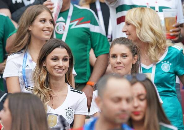 Germany - Mexico, Soccer, Moscow, June 17, 2018 Spielerfrauen Cathy Fischer, Ehefrau von Mats Hummels,l Christina Raphaella, Ehefrau von Matthias GINTER, DFB 4 , Annika, Freundin von Jonas HECTOR GERMANY - MEXICO FIFA World Cup WM Weltmeisterschaft Fussball 2018 RUSSIA, Group F, Season 2018 2019, June 17, 2018 L u z h n i k i Stadium in Moscow, Russia. Photo: MAGICS Peter Schatz