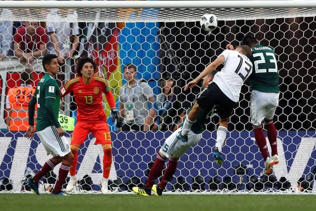 German forward Thomas Muller (2R) heads the ball during the FIFA World Cup WM Weltmeisterschaft Fussball 2018 Group F soccer match between Germany and Mexico, in Moscow, Russia, 17 June 2018. GERMANY VS. MEXICO !ACHTUNG: NUR REDAKTIONELLE NUTZUNG!  Copyright: xAlbertoxEstevezx FWC09-150 20180617-636648578078306475