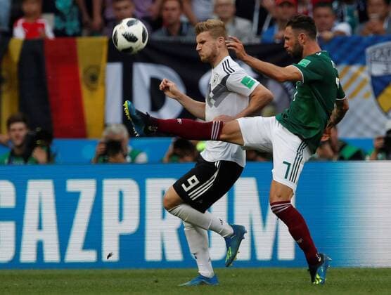 Mexican defender Miguel Layun (R) and German forward Timo Werner during the FIFA World Cup WM Weltmeisterschaft Fussball 2018 Group F soccer match between Germany and Mexico, in Moscow, Russia, 17 June 2018. GERMANY VS. MEXICO !ACHTUNG: NUR REDAKTIONELLE NUTZUNG!  Copyright: xAlbertoxEstevezx FWC09-154 20180617-636648580938324775
