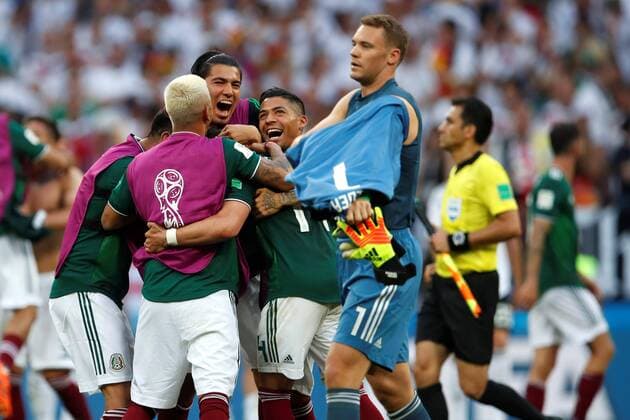 Mexican players celebrate at the end of the FIFA World Cup WM Weltmeisterschaft Fussball 2018 Group F soccer match between Germany and Mexico, in Moscow, Russia, 17 June 2018. GERMANY VS. MEXICO !ACHTUNG: NUR REDAKTIONELLE NUTZUNG!  Copyright: xAlbertoxEstevezx FWC09-179 20180617-636648591604020098