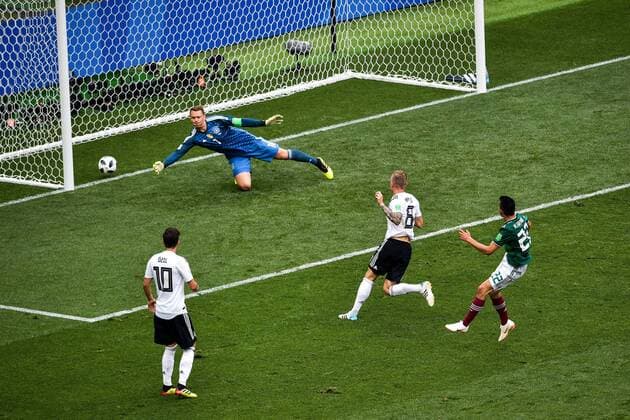 Themen der Woche - SPORT KW25 Bilder des Tages - SPORT Hirving Lozano of Mexico, right, shoots to score a goal against Germany in their Group F match during the 2018 FIFA World Cup WM Weltmeisterschaft Fussball in Moscow, Russia, 17 June 2018. In one of the more highly-anticipated matches of the World Cup s group stage, Mexico went ahead in the 35th minute against defending champion Germany on a goal from Hirving Lozano. The Mexicans were on the front foot for most of the first half and were consistently threatening on the counter-attack. Javier Hernandez found himself up against Germany defender Jerome Boateng, and had Lozano open on his left. Hernandez threaded the ball through and all it took was one cutback on Mesut Ozil in the penalty area for Lozano to get some space and tuck one away on the near post, beating Germany goalkeeper Manuel Neuer. Mexico hangs on to stun defending champion Germany  20180617_11894