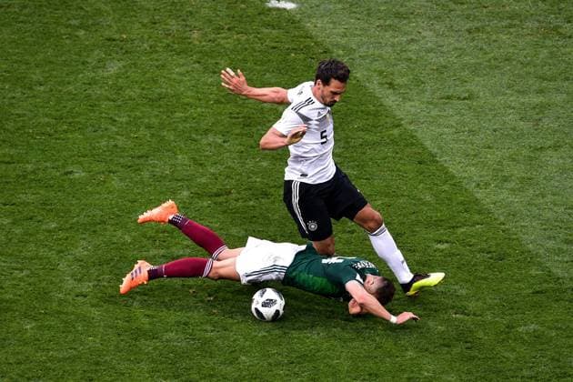 Javier Hernandez of Mexico, left, challenges Mats Hummels of Germany in their Group F match during the 2018 FIFA World Cup WM Weltmeisterschaft Fussball in Moscow, Russia, 17 June 2018. Mexico won its World Cup opener, hanging on to defeat defending champion Germany 1-0 in Moscow. many  20180618_00379