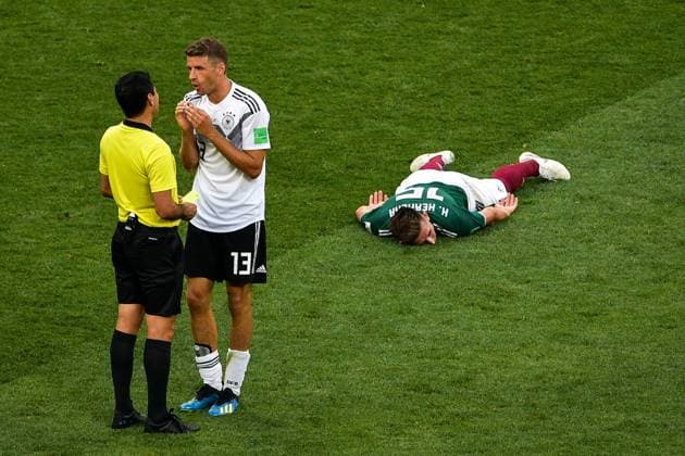Bilder des Tages - SPORT Thomas Muller (Mueller) of Germany talks with referee as Hector Herrera of Mexico lies on the ground in their Group F match during the 2018 FIFA World Cup WM Weltmeisterschaft Fussball in Moscow, Russia, 17 June 2018. Mexico won its World Cup opener, hanging on to defeat defending champion Germany 1-0 in Moscow. many  20180618_20523