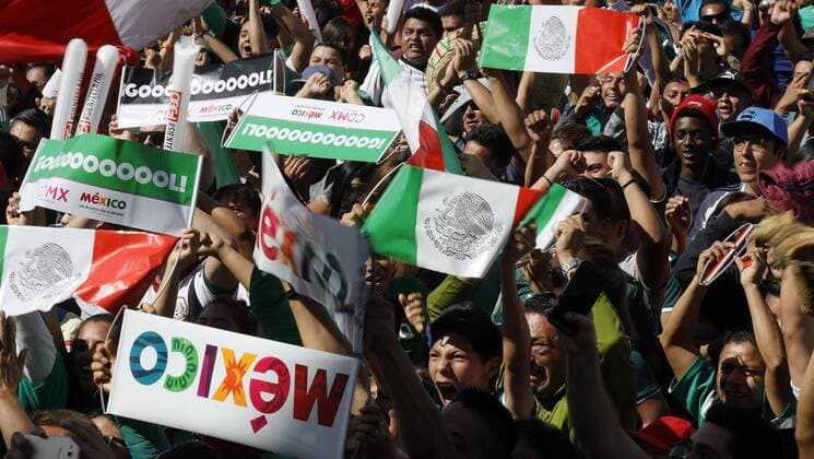 Fans celebrate the goal of the Mexican soccer team against Germany in the World Cup in Russia, during a broadcast in Mexico City, Mexico, 17 June 2018. Germany, which four years ago was proclaimed for the fourth time world champion of football, started the defense of the title in the World Cup in Russia with an unexpected defeat to the selection of Mexico, who starred in the big surprise of the tournament thanks to a goal from his emerging star, the Chucky Lozano. Mexico beats champion Germany in its debut at the Russia World Cup 2018 !ACHTUNG: NUR REDAKTIONELLE NUTZUNG!  Copyright: xJorgexNunezx CMX01 20180617-636648690690254337