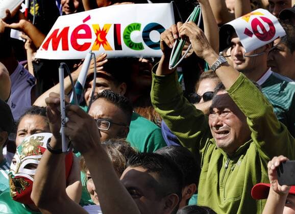 Fans celebrate the goal of the Mexican soccer team against Germany in the World Cup in Russia, during a broadcast in Mexico City, Mexico, 17 June 2018. Germany, which four years ago was proclaimed for the fourth time world champion of football, started the defense of the title in the World Cup in Russia with an unexpected defeat to the selection of Mexico, who starred in the big surprise of the tournament thanks to a goal from his emerging star, the Chucky Lozano. Mexico beats champion Germany in its debut at the Russia World Cup 2018 !ACHTUNG: NUR REDAKTIONELLE NUTZUNG!  Copyright: xJorgexNunezx CMX01 20180617-636648691351664815