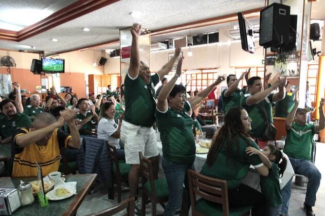 Fans celebrate the goal of the Mexican soccer team against Germany in the World Cup in Russia, in Mexico City, Mexico, 17 June 2018. Germany, which four years ago was proclaimed for the fourth time world champion of football, started the defense of the title in the World Cup in Russia with an unexpected defeat to the selection of Mexico, who starred in the big surprise of the tournament thanks to a goal from his emerging star, the Chucky Lozano. Mexico beats champion Germany in its debut at the Russia World Cup 2018 !ACHTUNG: NUR REDAKTIONELLE NUTZUNG!  Copyright: xMarioxGuzmanx CMX01 20180617-636648691373696210