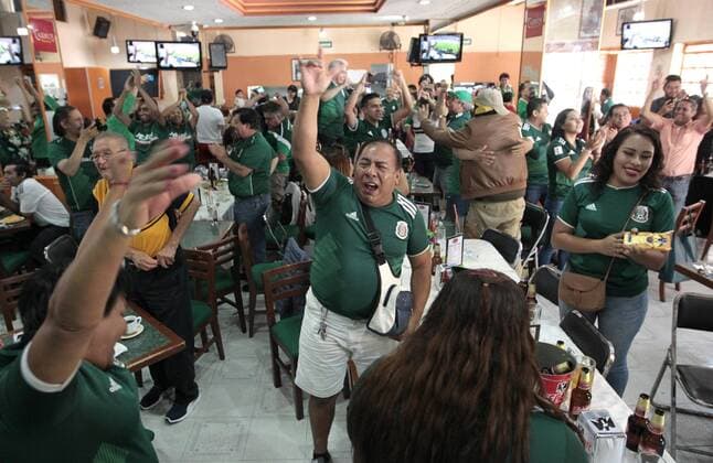Fans celebrate the goal of the Mexican soccer team against Germany in the World Cup in Russia, in Mexico City, Mexico, 17 June 2018. Germany, which four years ago was proclaimed for the fourth time world champion of football, started the defense of the title in the World Cup in Russia with an unexpected defeat to the selection of Mexico, who starred in the big surprise of the tournament thanks to a goal from his emerging star, the Chucky Lozano. Mexico beats champion Germany in its debut at the Russia World Cup 2018 !ACHTUNG: NUR REDAKTIONELLE NUTZUNG!  Copyright: xMarioxGuzmanx CMX01 20180617-636648691385102538