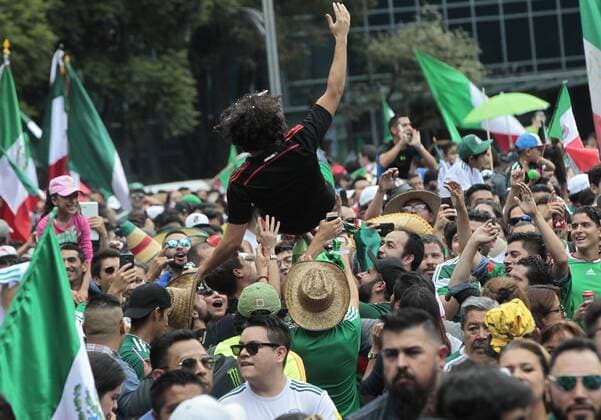 Fans celebrate the goal of the Mexican soccer team against Germany in the World Cup in Russia, in Mexico City, Mexico, 17 June 2018. Germany, which four years ago was proclaimed for the fourth time world champion of football, started the defense of the title in the World Cup in Russia with an unexpected defeat to the selection of Mexico, who starred in the big surprise of the tournament thanks to a goal from his emerging star, the Chucky Lozano. Mexico beats champion Germany in its debut at the Russia World Cup 2018 !ACHTUNG: NUR REDAKTIONELLE NUTZUNG!  Copyright: xMarioxGuzmanx CMX01 20180617-636648692078544469