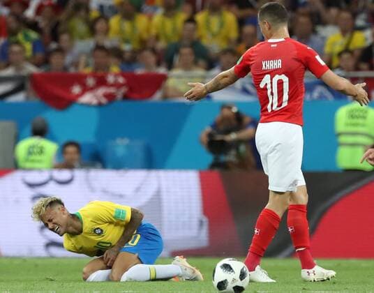 Themen der Woche - SPORT KW25 Bilder des Tages - SPORT ROSTOV-ON-DON, RUSSIA - JUNE 17, 2018: Brazil s Neymar (L) sustains an injury as Switzerland s Granit Xhaka looks on in a First Stage Group E football match between Brazil and Switzerland at Rostov Arena at FIFA World Cup WM Weltmeisterschaft Fussball Russia 2018; the game ended in a 1-1 draw. Anton Novoderezhkin TASS  TS084D32