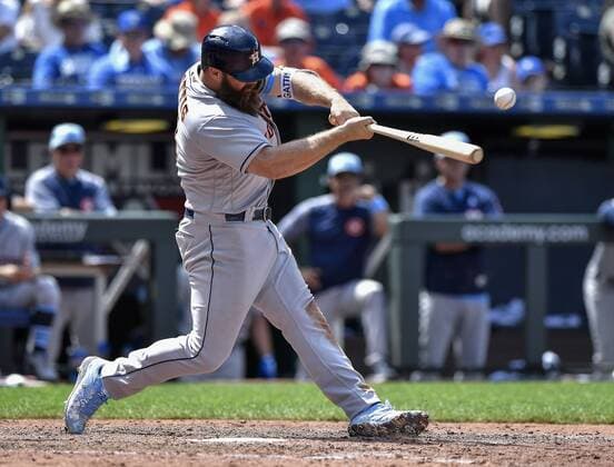 Bilder des Tages - SPORT June 17, 2018 - Kansas City, MO, USA - Houston Astros Evan Gattis connects on an RBI single to score Yuli Gurriel in the eighth inning against the Kansas City Royals on Sunday, June 17, 2018, at Kauffman Stadium in Kansas City, Mo. Houston Astros vs. Kansas City Royals - ZUMAm67_ 20180617_zaf_m67_023 Copyright: xJohnxSleezerx