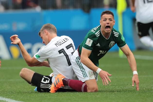 Bilder des Tages - SPORT KAZAN, RUSSIA - JUNE 17: midfielder Thomas Mueller of Germany and forward Javier Hernandez of Mexico during a Group F 2018 FIFA World Cup WM Weltmeisterschaft Fussball soccer match between Germany and Mexico on June 16, 2018, at Kazan Arena in Kazan, Russia. (Photo by Anatoliy Medved Icon Sportswire) SOCCER: JUN 17 FIFA World Cup Group Stage - Germany v Mexico Icon180617028 EDITORIAL USE ONLY