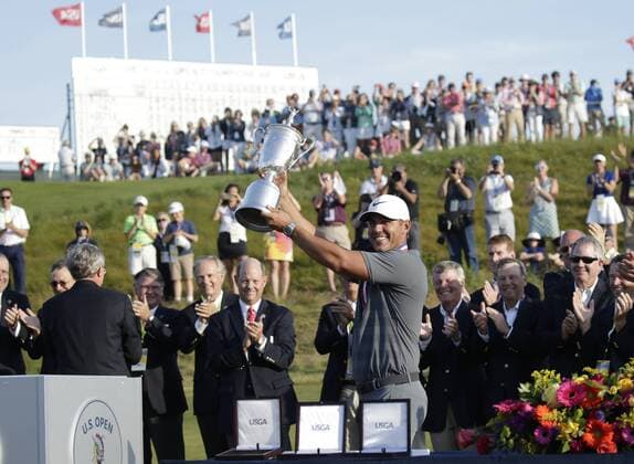Bilder des Tages - SPORT Brooks Koepka holds the Championship Trophy after winning the 118th U.S. Open Championship at Shinnecock Hills Golf Club in Southampton, New York on June 17, 2018. Koepka won the Championship with a score of 1 over par. Tommy Fleetwood from England become just the sixth player to shoot 63 in a U.S. Open.  NYP20180617126 JOHNxANGELILLO