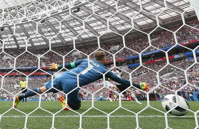 Bilder des Tages - SPORT (180617) -- MOSCOW, June 17, 2018 -- Goalkeeper Manuel Neuer of Germany misses a goal during a group F match between Germany and Mexico at the 2018 FIFA World Cup WM Weltmeisterschaft Fussball in Moscow, Russia, June 17, 2018. Mexico won 1-0. ) (SP)RUSSIA-MOSCOW-2018 WORLD CUP-GROUP F-GERMANY VS MEXICO CaoxCan 