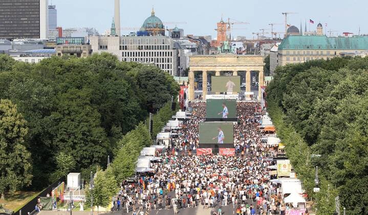 Themen der Woche - SPORT KW25 Bilder des Tages - SPORT Berlin Tiergarten, 17.06.18, Strasse des 17. Juni, Fanmeile, WM 2018, Spiel Deutschland gegen Mexiko ueberblick ueber die Fan gefuellte Strasse des 17. Juni mit Monitoren zum Public Viewing, im Hintergrund ist das Brandenburger Tor und die City Ost zu sehen Fanmeile WM 2018 Berlin Berlin *** Berlin Tiergarten 17 06 18 Street of 17 June Fan Mile World Cup 2018 Game Germany against Mexico Overview of the fan-filled street of 17 June with monitors for public viewing in the background is the Brandenburg Gate and the City East to see Fan Mile World Cup 2018 Berlin Berlin Copyright: xEIBNER AndreasxGorax EP_AGA