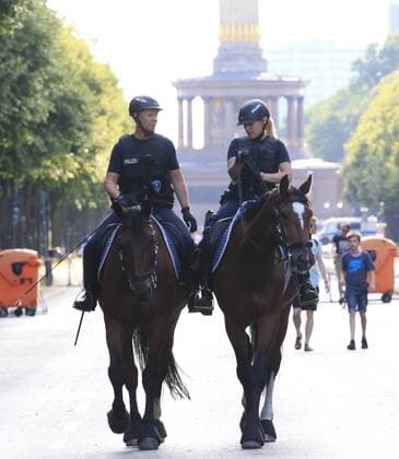 GER, Berlin Fanmeile Brandenburger Tor 2018 17.06.2018, Strasse des 17. Juni, Berlin, GER, WM-Fanmeile,UEFA WM 2018, Spiel Deutschland (GER) vs Mexico (MEX) im Bild Fanmeile anlasslich des ersten Gruppenspiels der Deutschen gegen Mexico in Berlin, Straße des 17. Juni *** GER Berlin Fanmeile Brandenburger Tor 2018 17 06 2018 Strasse des 17 Juni Berlin GER WM Fan Mile UEFA Champions League 2018 match Germany GER vs Mexico MEX im Bild Fan Mile on occasion of the first group match of the Germans vs. Mexico in Berlin Straße des 17 Juni nordphotox xEngler nph00076