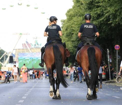 GER, Berlin Fanmeile Brandenburger Tor 2018 17.06.2018, Strasse des 17. Juni, Berlin, GER, WM-Fanmeile,UEFA WM 2018, Spiel Deutschland (GER) vs Mexico (MEX) im Bild Fanmeile anlasslich des ersten Gruppenspiels der Deutschen gegen Mexico in Berlin, Straße des 17. Juni *** GER Berlin Fanmeile Brandenburger Tor 2018 17 06 2018 Strasse des 17 Juni Berlin GER WM Fan Mile UEFA Champions League 2018 match Germany GER vs Mexico MEX im Bild Fan Mile on occasion of the first group match of the Germans vs. Mexico in Berlin Straße des 17 Juni nordphotox xEngler nph00076