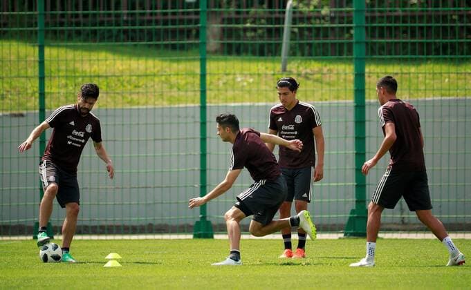 Mexico s players Oribe Peralta (L), Raul Jimenez (2L), Erick Gutierrez (2R) and Hugo Ayala (R) attend a regenerative training session in Moscow, Russia, 18 June 2018. Mexico will face South Korea in the FIFA 2018 World Cup Group F soccer match at Rostov Arena on 23 June. Training of Mexico !ACHTUNG: NUR REDAKTIONELLE NUTZUNG!  Copyright: xJoséxMéndezx(es-ES)x MOS01 20180618-636649269773178294