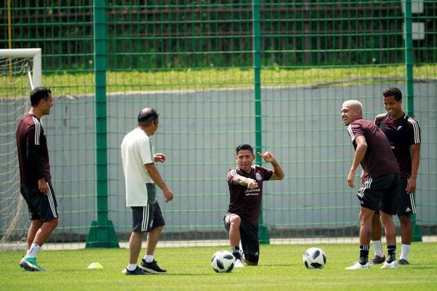 Mexico s players Jesus Corona (2R), Javier Aquino (C), Giovani Dos Santos (R) and Rafael Marquez (L) attend a regenerative training session in Moscow, Russia, 18 June 2018. Mexico will face South Korea in the FIFA 2018 World Cup Group F soccer match at Rostov Arena on 23 June. Training of Mexico !ACHTUNG: NUR REDAKTIONELLE NUTZUNG!  Copyright: xJoséxMéndezx(es-ES)x MOS01 20180618-636649270418807446
