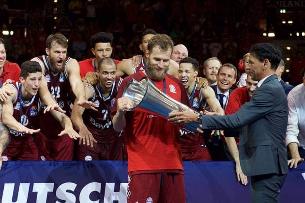 Basketball Berlin 16 06 2018 easyCredit BBL 1 Bundesliga Season 2017 2018 Playoffs Final Game 5 FC Bayern Munich Alba Berlin Award ceremony Alexander Reil Cup Anton Gavel Munich No 25