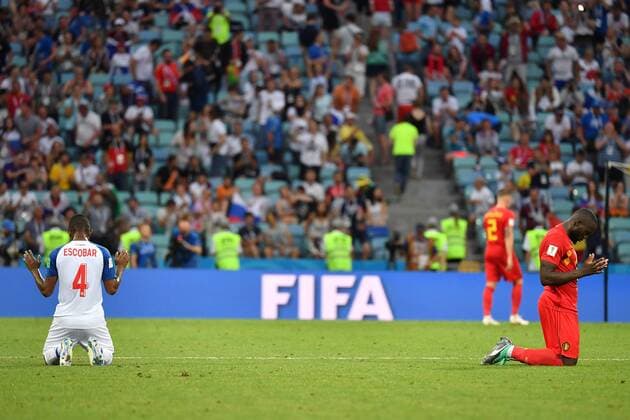 Bilder des Tages - SPORT WM 2018, Belgien - Panama Fidel ESCOBAR (PA,li) und Romelu LUKAKU (BEL,re) fallen nach dem Schlusspfif auf die Knie und beten. Belgien (BEL) - Panama (PAN) 3-0, Vorrunde, Gruppe G, Spiel 13, am 18.06.2018 in SOTSCHI,Fisht Olymipic Stadium. Fussball Weltmeisterschaft 2018 in Russland vom 14.06. - 15.07.2018. *** Fidel ESCOBAR PA li and Romelu LUKAKU BEL fall to their knees after the final whistle and pray Belgium BEL Panama PAN 3 0 Preliminary Group G Match 13 at 18 06 2018 in SOCHI Fisht Olymipic Stadium Football World Cup 2018 in Russia from 14 06 15 07 2018