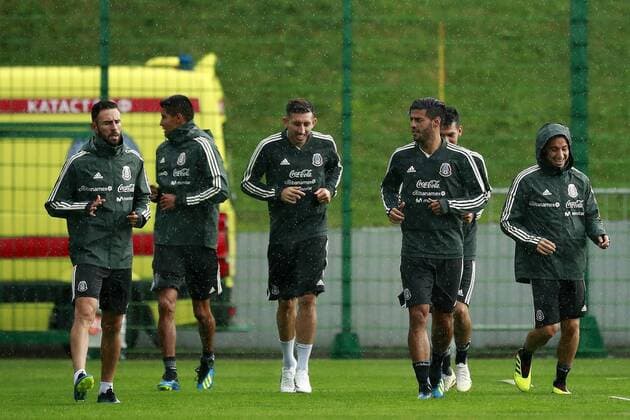 WM 2018, Training Nationalteam Mexiko Mexico s national soccer team players Miguel Layun (L), Herctor Herrera (C) and Carlos Vela (R) participate in a training session at the facilities of the Dinamo, in Moscow, Russia, 19 June 2018. Mexico prepares for its next FIFA World Cup WM Weltmeisterschaft Fussball Russia 2018 match against South Korea in Rostov. Mexico s national soccer team training session !ACHTUNG: NUR REDAKTIONELLE NUTZUNG!  Copyright: xJoséxMéndezx MOS24 20180619-636650295891298566