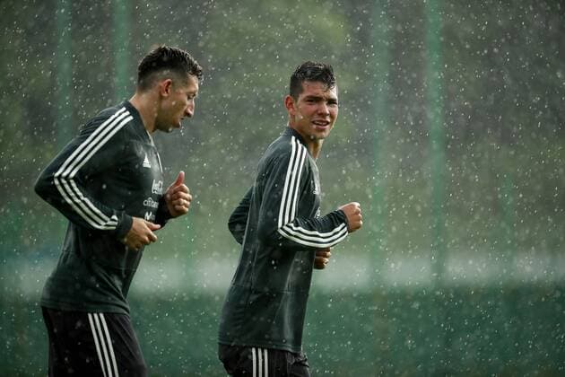 WM 2018, Training Nationalteam Mexiko Mexico s national soccer team players Hector Herrera (L) and Hirving Lozano (R) participate in a training session at the facilities of the Dinamo, in Moscow, Russia, 19 June 2018. Mexico prepares for its next FIFA World Cup WM Weltmeisterschaft Fussball Russia 2018 match against South Korea in Rostov. Mexico s national soccer team training session !ACHTUNG: NUR REDAKTIONELLE NUTZUNG!  Copyright: xJoséxMéndezx MOS29 20180619-636650296624452756