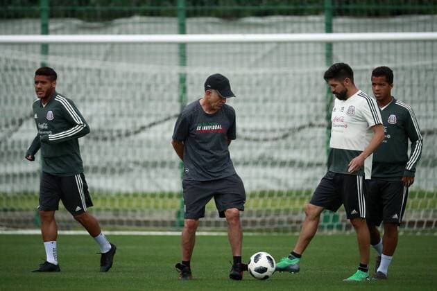 WM 2018, Training Nationalteam Mexiko Mexico s national soccer team player Oribe Peralta (2R) and coach Juan Carlos Osorio (2L) participate in a training session at the facilities of the Dinamo, in Moscow, Russia, 19 June 2018. Mexico prepares for its next FIFA World Cup WM Weltmeisterschaft Fussball Russia 2018 match against South Korea in Rostov. Mexico s national soccer team training session !ACHTUNG: NUR REDAKTIONELLE NUTZUNG!  Copyright: xJoséxMéndezx MOS31 20180619-636650298644933286