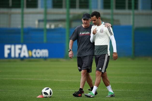 WM 2018, Training Nationalteam Mexiko Mexico s national soccer team player Rafael Marquez (R) and coach Juan Carlos Osorio (L) participate in a training session at the facilities of the Dinamo, in Moscow, Russia, 19 June 2018. Mexico prepares for its next FIFA World Cup WM Weltmeisterschaft Fussball Russia 2018 match against South Korea in Rostov. Mexico s national soccer team training session !ACHTUNG: NUR REDAKTIONELLE NUTZUNG!  Copyright: xJoséxMéndezx MOS32 20180619-636650298704933633