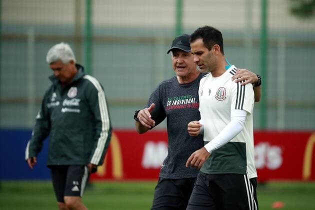 WM 2018, Training Nationalteam Mexiko Mexico s national soccer team player Rafael Marquez (R) and coach Juan Carlos Osorio (L) participate in a training session at the facilities of the Dinamo, in Moscow, Russia, 19 June 2018. Mexico prepares for its next FIFA World Cup WM Weltmeisterschaft Fussball Russia 2018 match against South Korea in Rostov. Mexico s national soccer team training session !ACHTUNG: NUR REDAKTIONELLE NUTZUNG!  Copyright: xJoséxMéndezx MOS33 20180619-636650299319564801