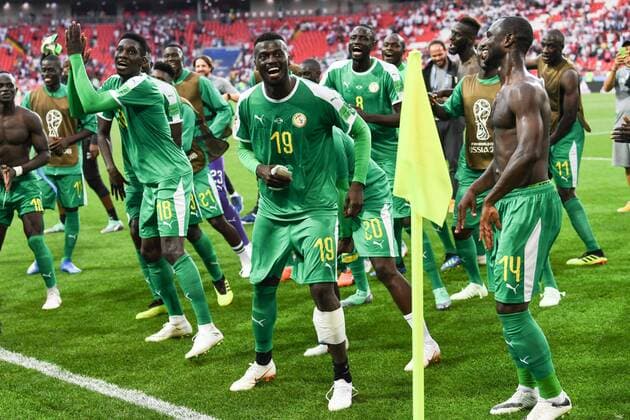 Bilder des Tages - SPORT Fussball, Herren, Saison 2017 18, WM in Russland, Gruppe H (1. Spieltag, Stadion Spartak in Moskau), Polen - Senegal, Jubel nach dem Abpfiff, die Spieler aus dem Senegal tanzen vor den Fans, 19.06. 2018, *** Soccer Men Season 2017 18 WC in Russia Group H 1 Gameday Stadium Spartak in Moscow Poland Senegal cheering after the final whistle the players from Senegal dancing in front of the fans 19 06 2018 Copyright: xMatthiasxKochx