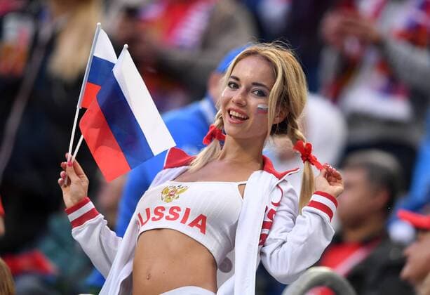 Bilder des Tages - SPORT FUSSBALL WM 2018 Vorrunde Gruppe A ---- Russland - Aegypten 19.06.2018 Eine Anhaengerin der russischen Nationalmannschaft *** FIFA World Cup 2018 Preliminary Round Group A Russia Egypt 19 06 2018 A supporter of the Russian national team 