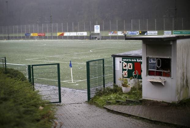 Hattingen Germany Football Kreisliga A South SUS Niederbonsfeld TC Freisenbruch 2 0 am 03 12 2017 in the stadium on the coal road in Hattingen The entrance area to the field with an information board on the space rules next to the unoccupied ticket booth