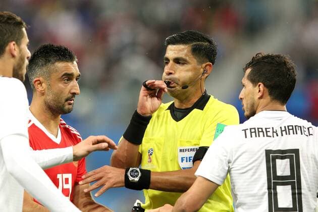 Bilder des Tages - SPORT 19 June 2018, Russia, St. Petersburg, FIFA World Cup WM Weltmeisterschaft Fussball 2018, First Round, Group A, First Matchday, Russia v Egypt. Player of the national team Nationalteam Alexander Samedov (19), Tarek Hamed (8), Enrique Caceres Villafante. Chief Justice Enrique Caceres Villafante. AlexanderxKulebyakin 
