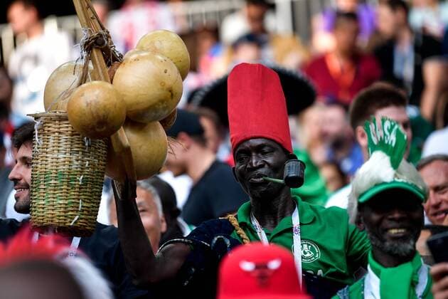 WM 2018, Fans Senegalese football fans watch the Group H match between Poland and Senegal during the FIFA World Cup WM Weltmeisterschaft Fussball 2018 in Moscow, Russia, 19 June 2018. Senegal stuns Poland to get Africa s first win of 2018 World Cup  20180620_00121