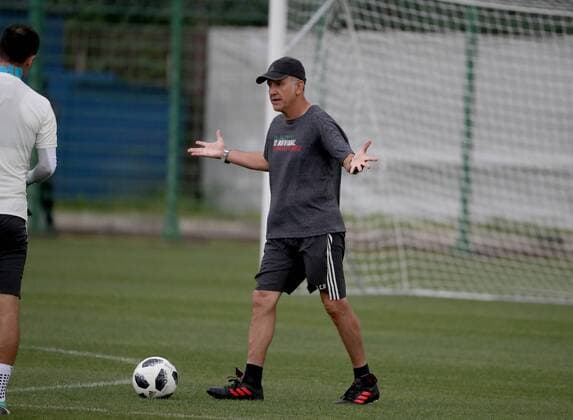 June 19, 2018 - EUM20180619DEP21.JPG.MOSCÃö, Rusia Soccer Futbol-Mexico.- La Seleccion Mexicana de futbol realiza su entrenamiento este martes 19 de junio de 2018 como parte de su preparacion para el choque ante el combinado de Corea del Sur, duelo correspondiente a la actividad del Grupo F dentro del Mundial de Rusia 2018. El tecnico Juan Carlos Osorio. Foto: Agencia EL UNIVERSAL Luis Cortes RCC. Latin News: June 19, 2018  - ZUMAu78_ 20180619_zaf_u78_541 Copyright: xLuisxCortesx