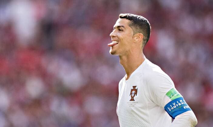 Moskau, 20.06.2018 Cristiano Ronaldo (Portugal) Strecke den marokkanischen Fans die Zunge nach Lionel Messi (Arg) rufen aus Portugal - Marokko *** Moscow 20 06 2018 Cristiano Ronaldo Portugal stretch the Moroccan fans tongue out to call Lionel Messi Arg from Portugal Morocco